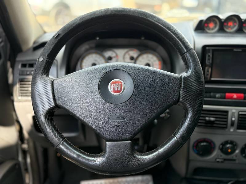 FIAT - STRADA - 2011/2012 - Prata - R$ 54.900,00