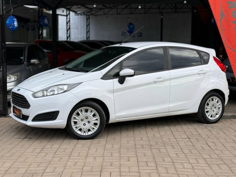 FORD - FIESTA - 2014/2015 - Branca - R$ 45.900,00