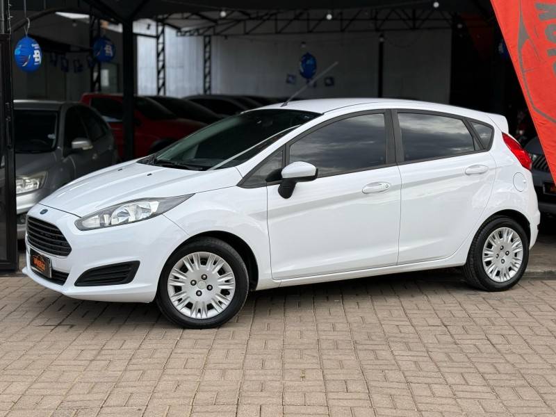 FORD - FIESTA - 2014/2015 - Branca - R$ 45.900,00