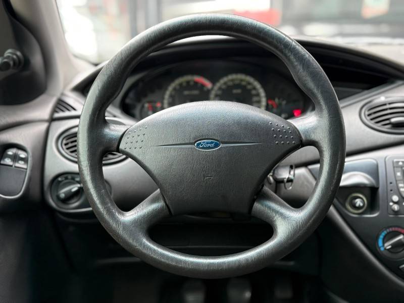 FORD - FOCUS - 2008/2009 - Preta - R$ 30.900,00