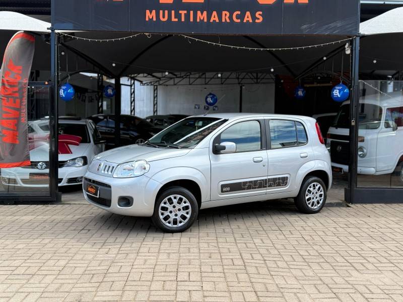FIAT - UNO - 2013/2014 - Prata - R$ 30.900,00