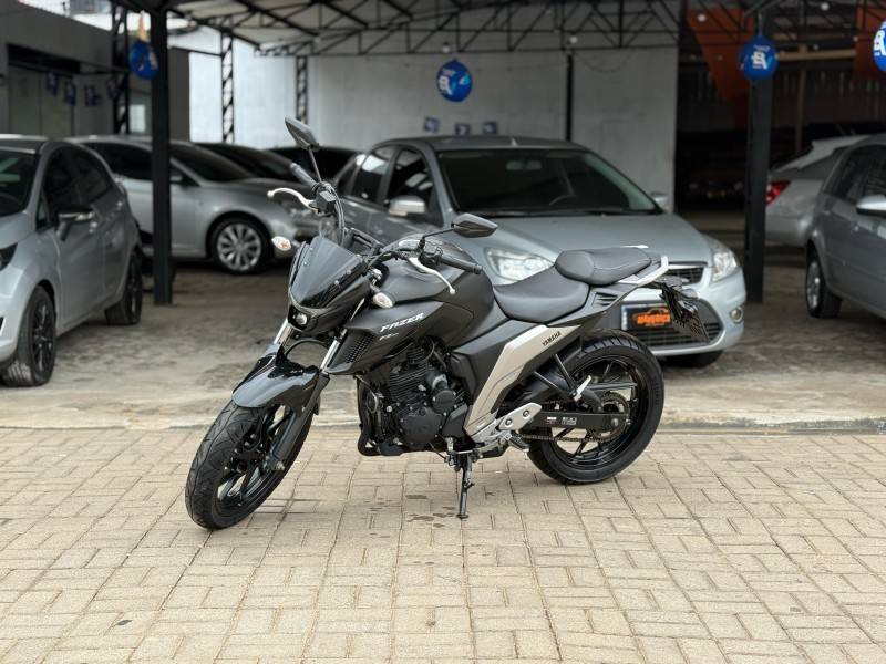 YAMAHA - FAZER - 2022/2023 - Preta - R$ 24.900,00