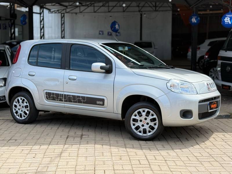 FIAT - UNO - 2013/2014 - Prata - R$ 30.900,00