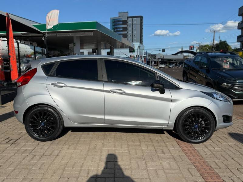 FORD - FIESTA - 2016/2017 - Prata - R$ 54.900,00