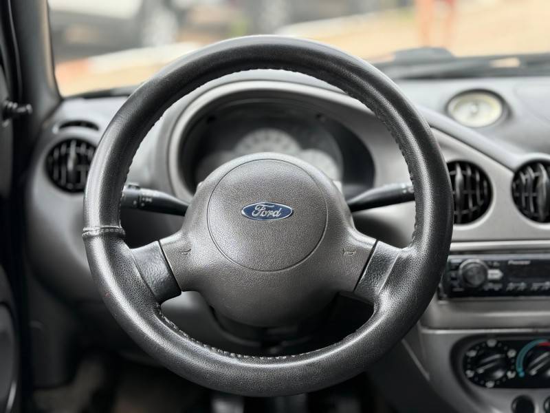 FORD - KA - 2003/2004 - Preta - R$ 15.900,00