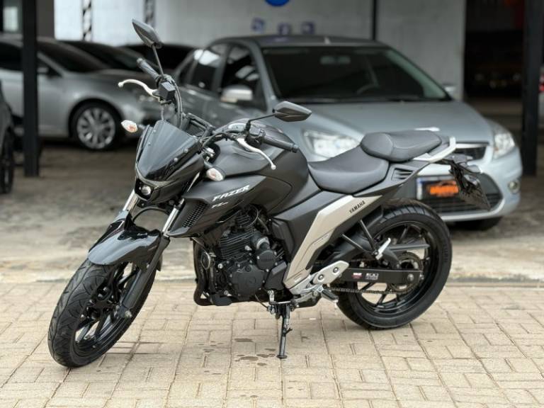 YAMAHA - FAZER - 2022/2023 - Preta - R$ 24.900,00