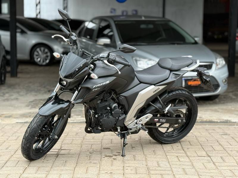 YAMAHA - FAZER - 2022/2023 - Preta - R$ 24.900,00