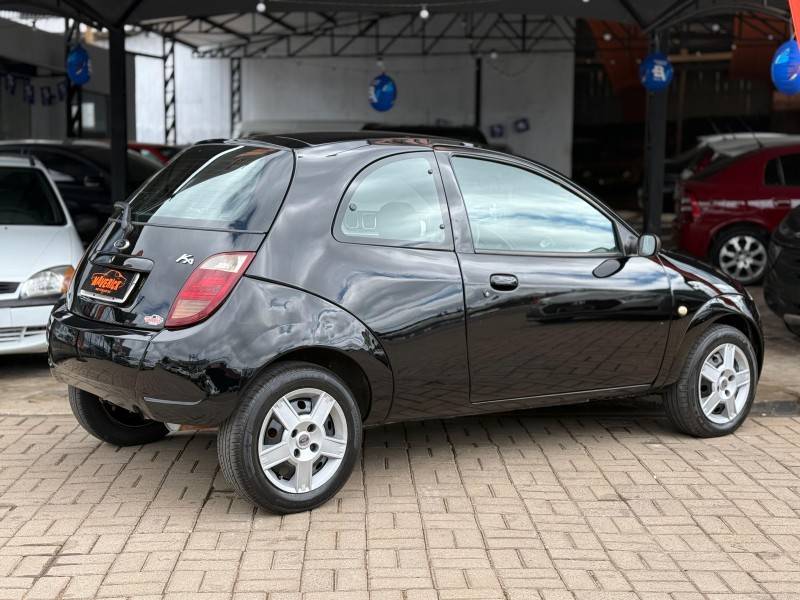 FORD - KA - 2003/2004 - Preta - R$ 15.900,00
