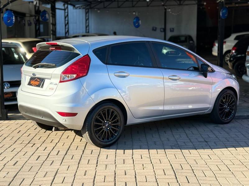 FORD - FIESTA - 2016/2017 - Prata - R$ 54.900,00