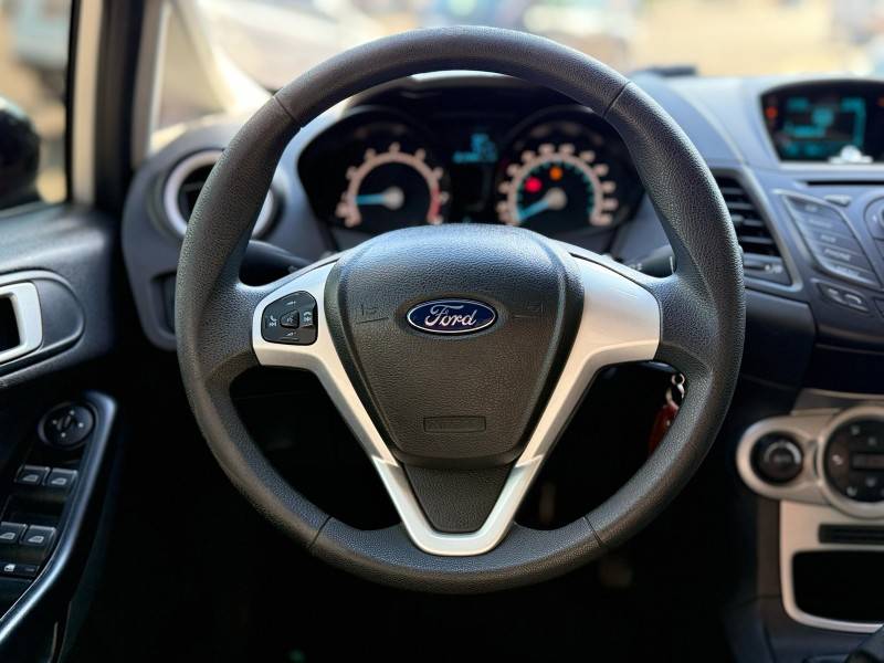 FORD - FIESTA - 2016/2017 - Prata - R$ 54.900,00