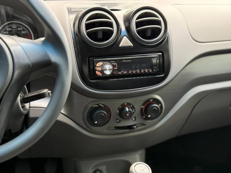 FIAT - PALIO - 2013/2014 - Branca - R$ 39.900,00
