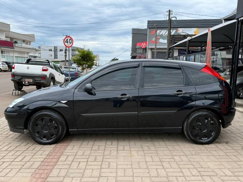 FORD - FOCUS - 2008/2009 - Preta - R$ 30.900,00