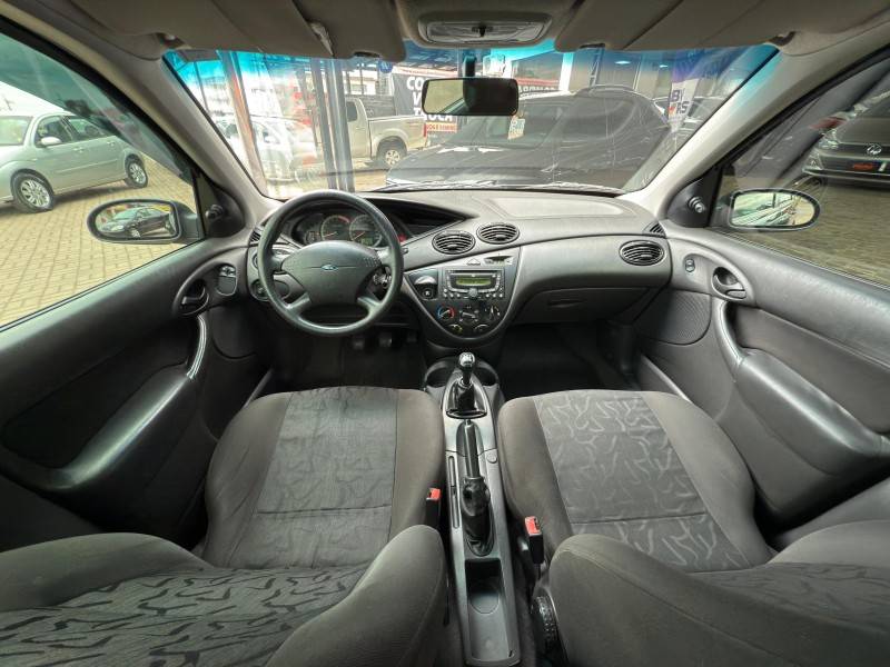 FORD - FOCUS - 2008/2009 - Preta - R$ 30.900,00