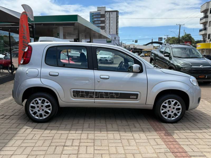 FIAT - UNO - 2013/2014 - Prata - R$ 30.900,00