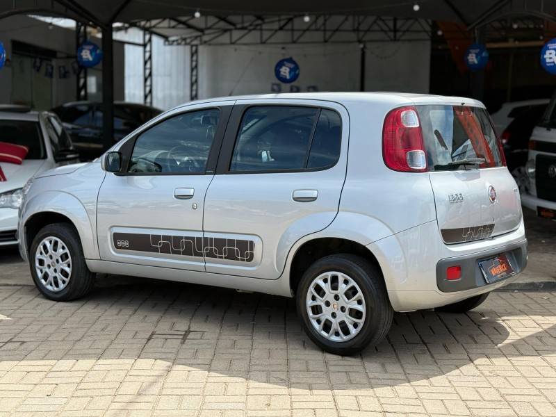 FIAT - UNO - 2013/2014 - Prata - R$ 30.900,00