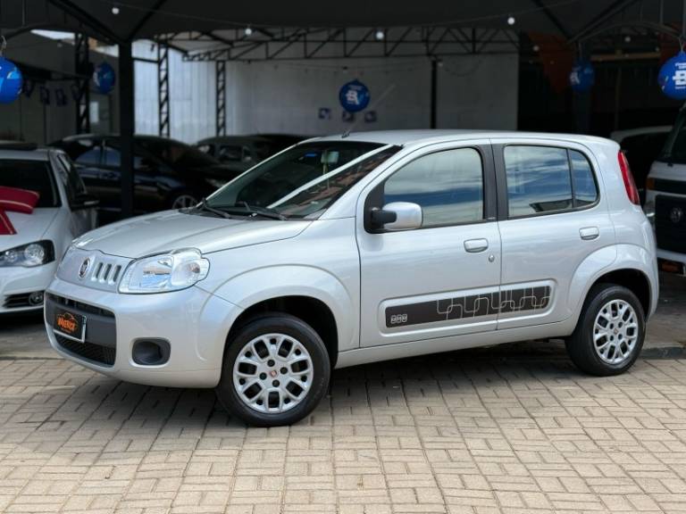 FIAT - UNO - 2013/2014 - Prata - R$ 30.900,00