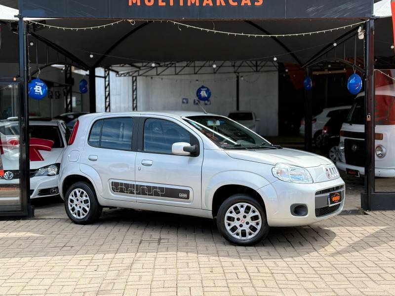 FIAT - UNO - 2013/2014 - Prata - R$ 30.900,00