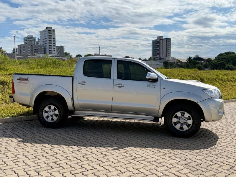TOYOTA - HILUX - 2007/2007 - Prata - R$ 97.900,00