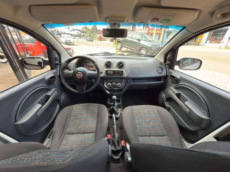 FIAT - UNO - 2013/2014 - Prata - R$ 30.900,00