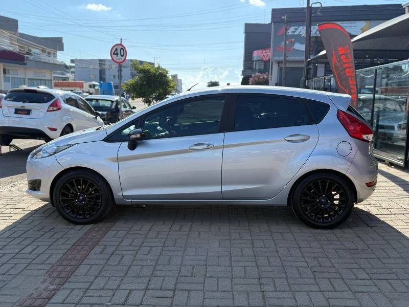 FORD - FIESTA - 2016/2017 - Prata - R$ 54.900,00