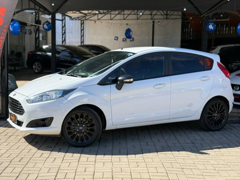 FORD - FIESTA - 2017/2017 - Branca - R$ 56.900,00