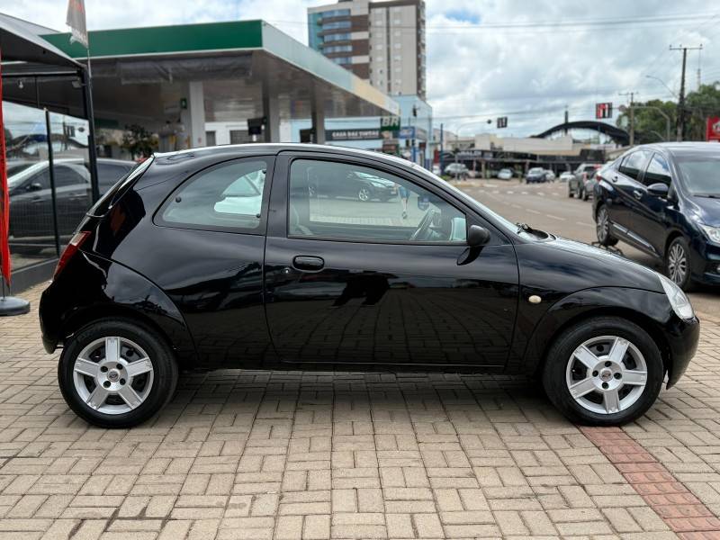 FORD - KA - 2003/2004 - Preta - R$ 15.900,00