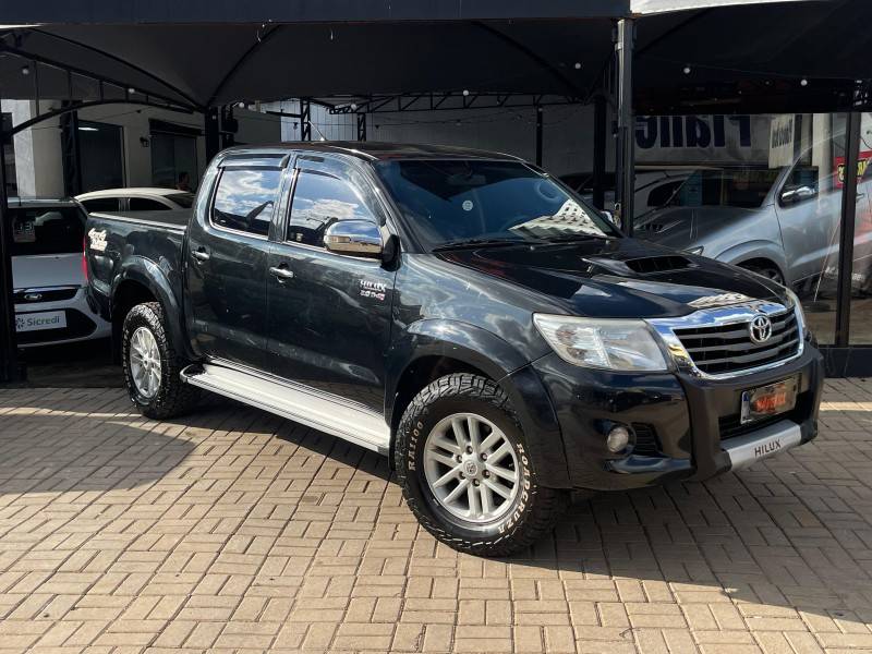 TOYOTA - HILUX - 2012/2013 - Preta - R$ 138.900,00