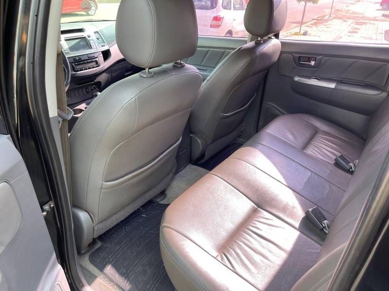 TOYOTA - HILUX - 2012/2013 - Preta - R$ 138.900,00