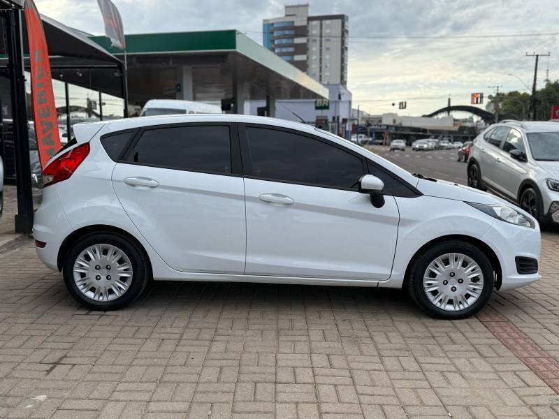 FORD - FIESTA - 2014/2015 - Branca - R$ 45.900,00