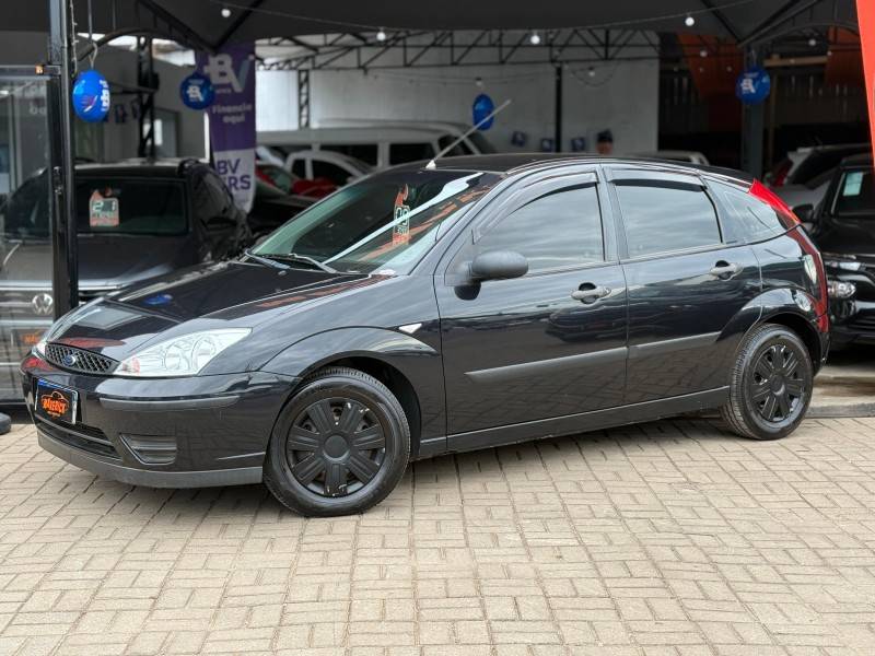 FORD - FOCUS - 2008/2009 - Preta - R$ 30.900,00