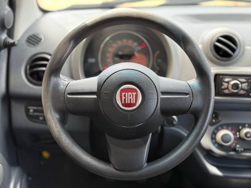 FIAT - UNO - 2013/2014 - Prata - R$ 30.900,00