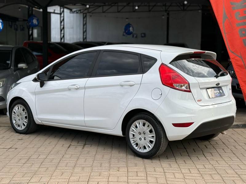 FORD - FIESTA - 2014/2015 - Branca - R$ 45.900,00