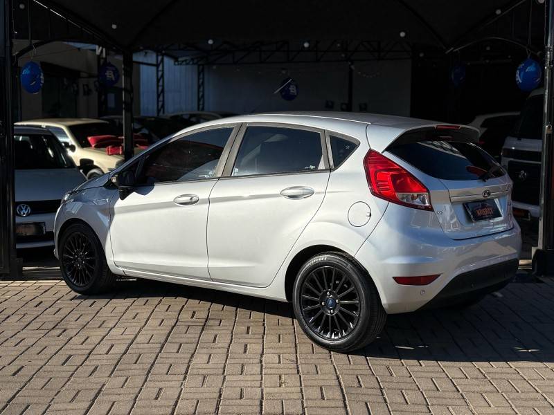 FORD - FIESTA - 2016/2017 - Prata - R$ 54.900,00