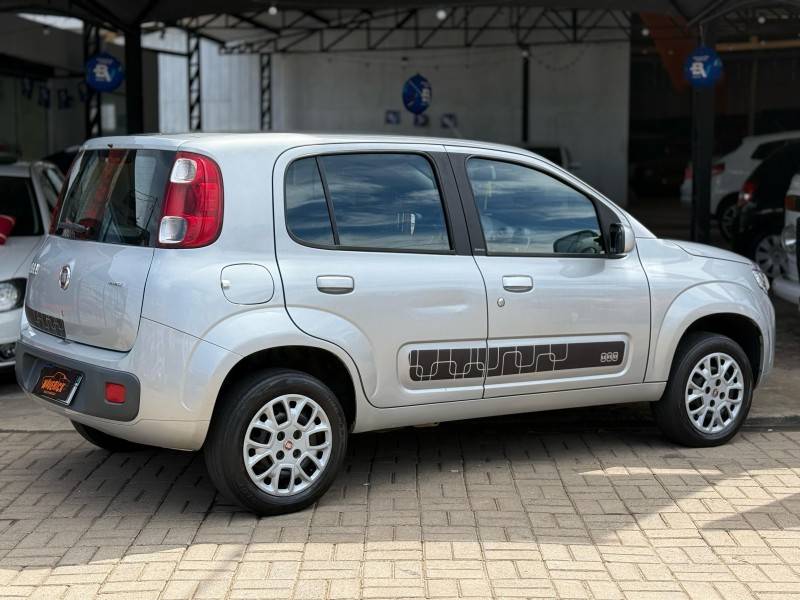 FIAT - UNO - 2013/2014 - Prata - R$ 30.900,00