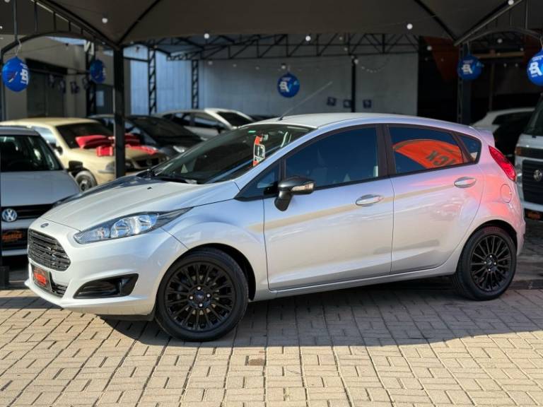FORD - FIESTA - 2016/2017 - Prata - R$ 54.900,00