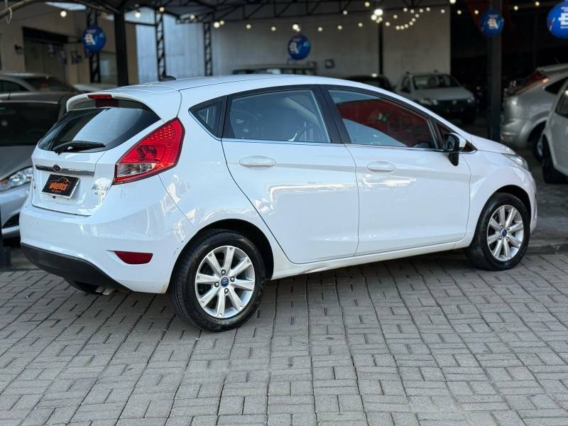 FORD - FIESTA - 2012/2013 - Branca - R$ 42.900,00
