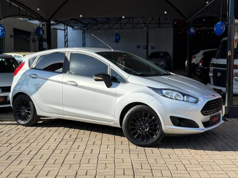 FORD - FIESTA - 2016/2017 - Prata - R$ 54.900,00
