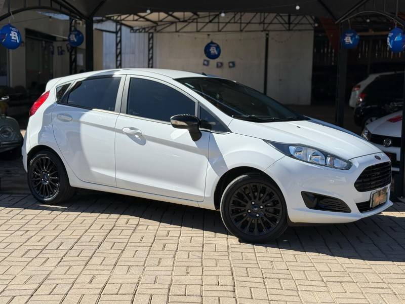 FORD - FIESTA - 2017/2017 - Branca - R$ 56.900,00